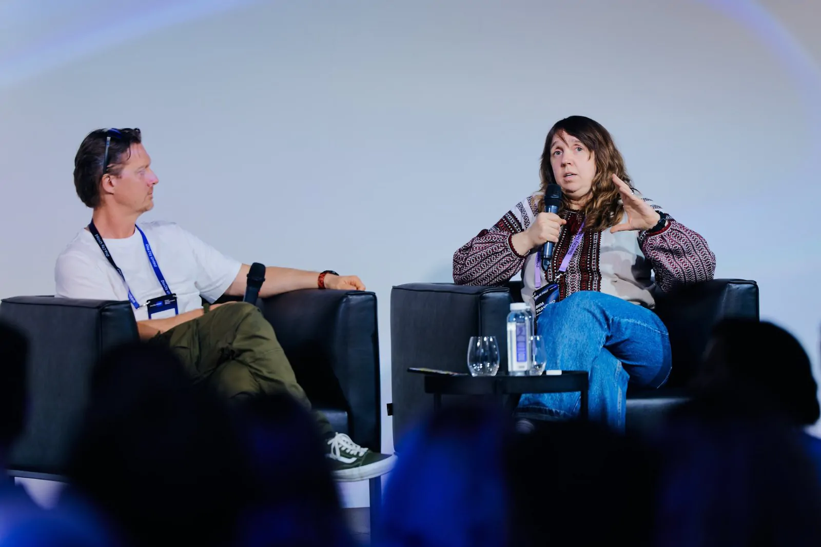 зображення спікерів на сцені - Олексій Орап, засновник та Chief Growth Officer YouScan; Віра Ткаченко, CTIO та співзасновницею MacPaw