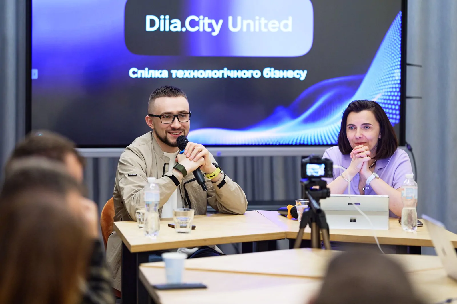 На зображенні кімната - зустріч учасників Diia.City United з Сергієм Стерненком