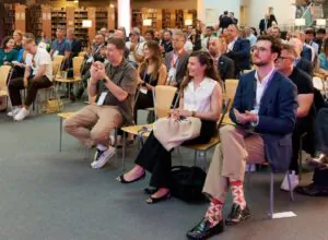 зображення глядачів та ведучого - Домініка Калвервелла, The Kyiv Independent 