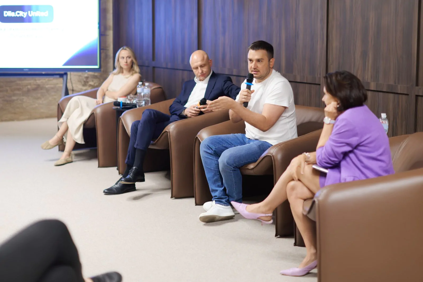 зображення спікерів на зустрічі - Ірина Заболотна, Андрій Гриценюк, Олександр Борняков, Наталія Микольська